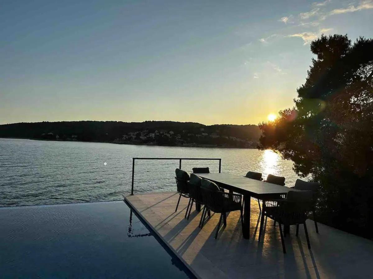 Seafront Villa Serenita Sumartin Eksteriør bilde